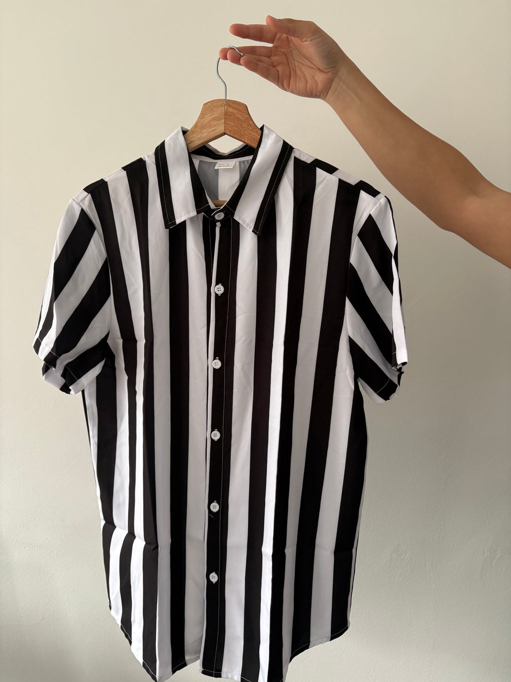 Camisa a rayas verticales en blanco y negro