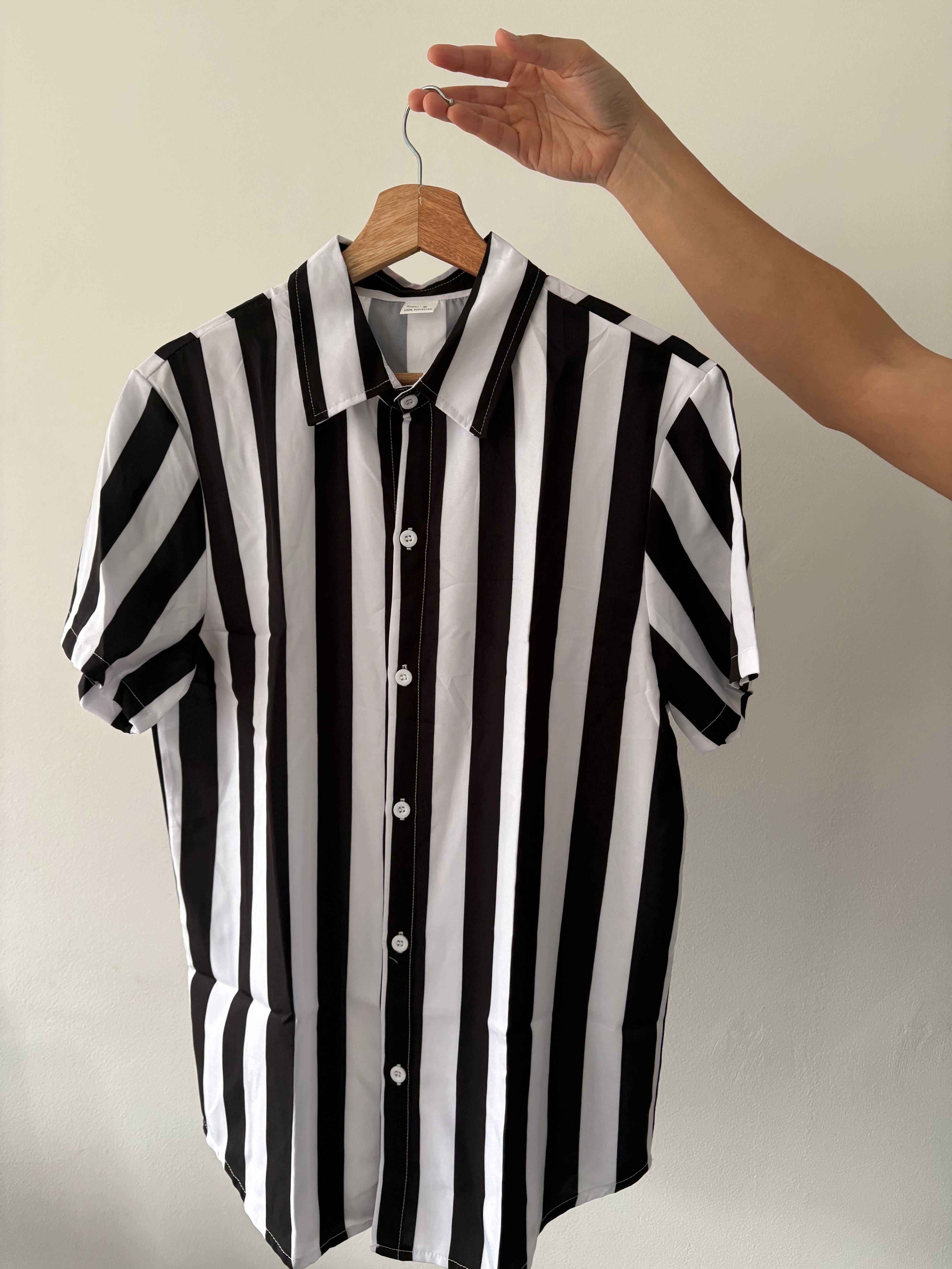 Camisa a rayas verticales en blanco y negro