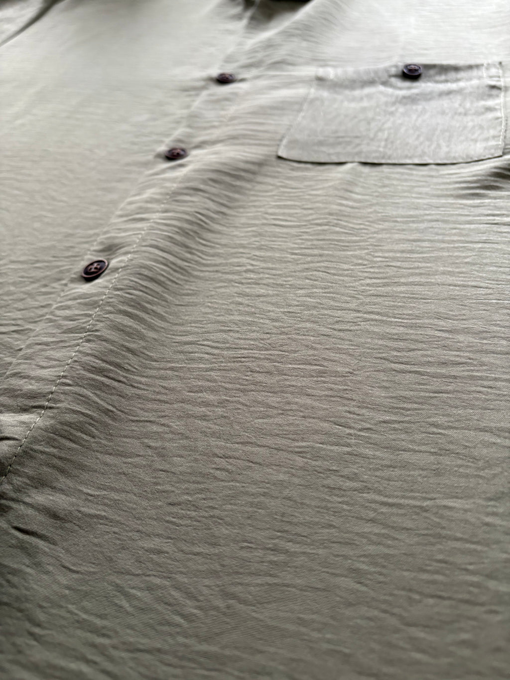 Camisa Verde Olivo de Manga Corta – Estilo Fresco