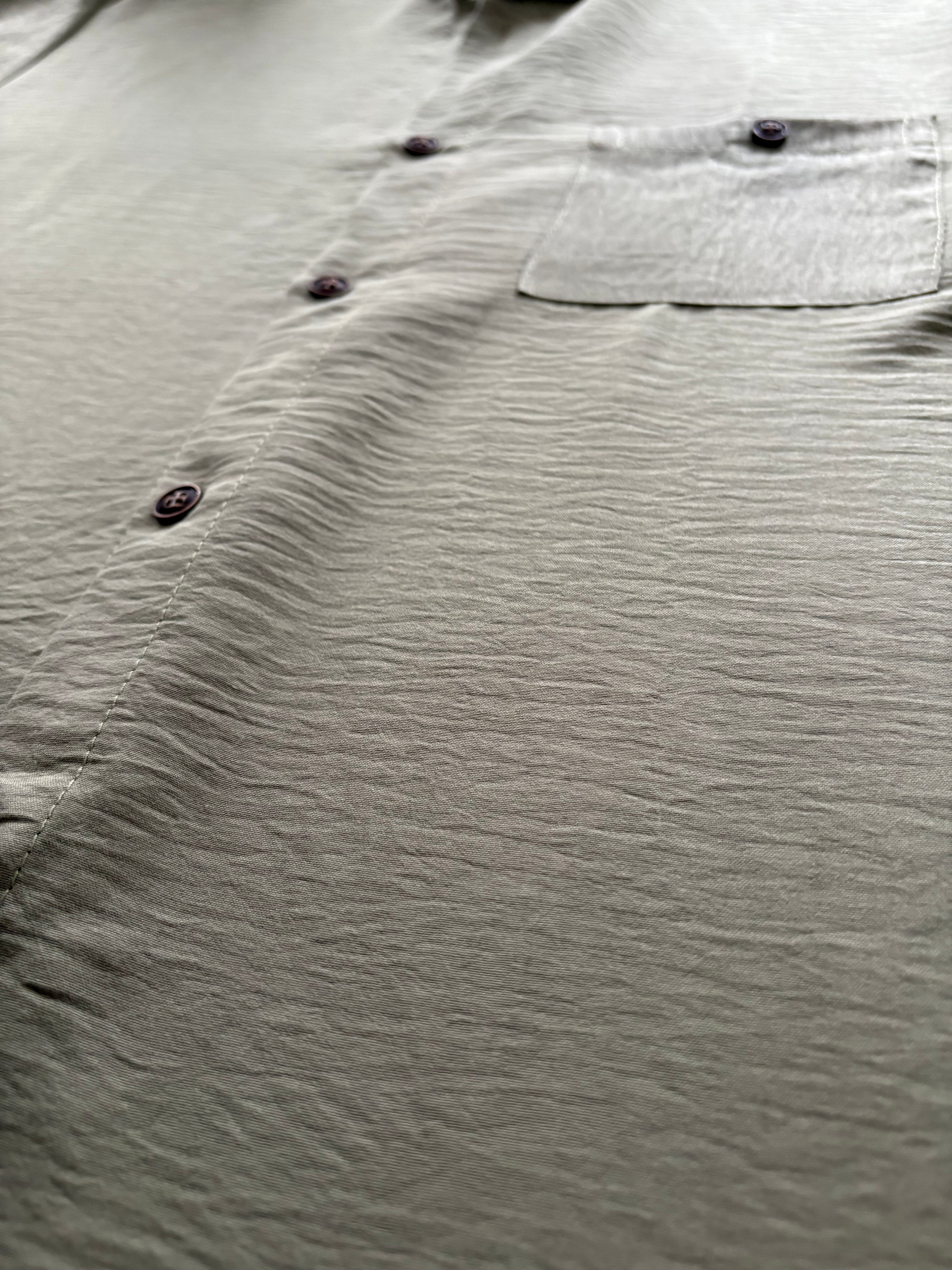 Camisa Verde Olivo de Manga Corta – Estilo Fresco