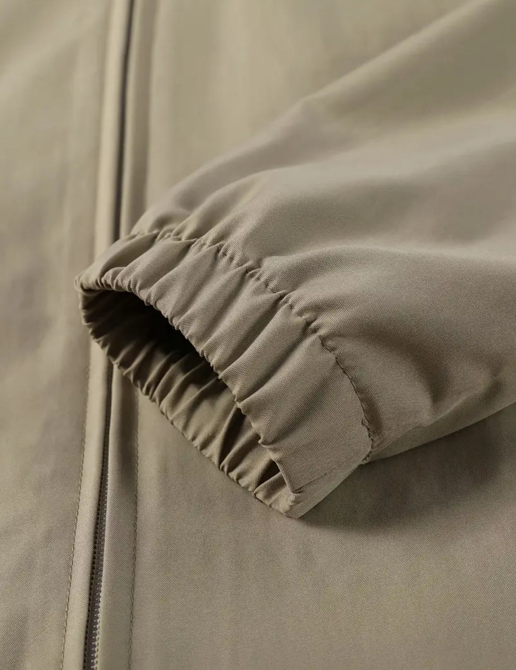 Casaca Beige Clásica para Hombre – Estilo Deportivo y Casual