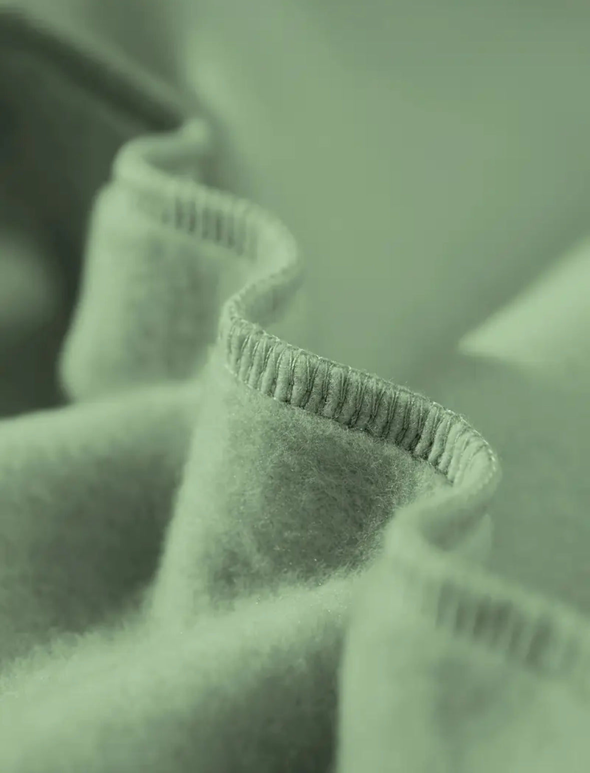 Polera Verde Oliva Minimalista – Estilo Casual