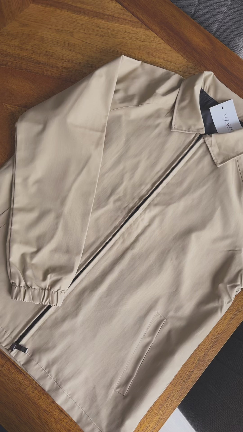 Casaca Beige Clásica para Hombre – Estilo Deportivo y Casual