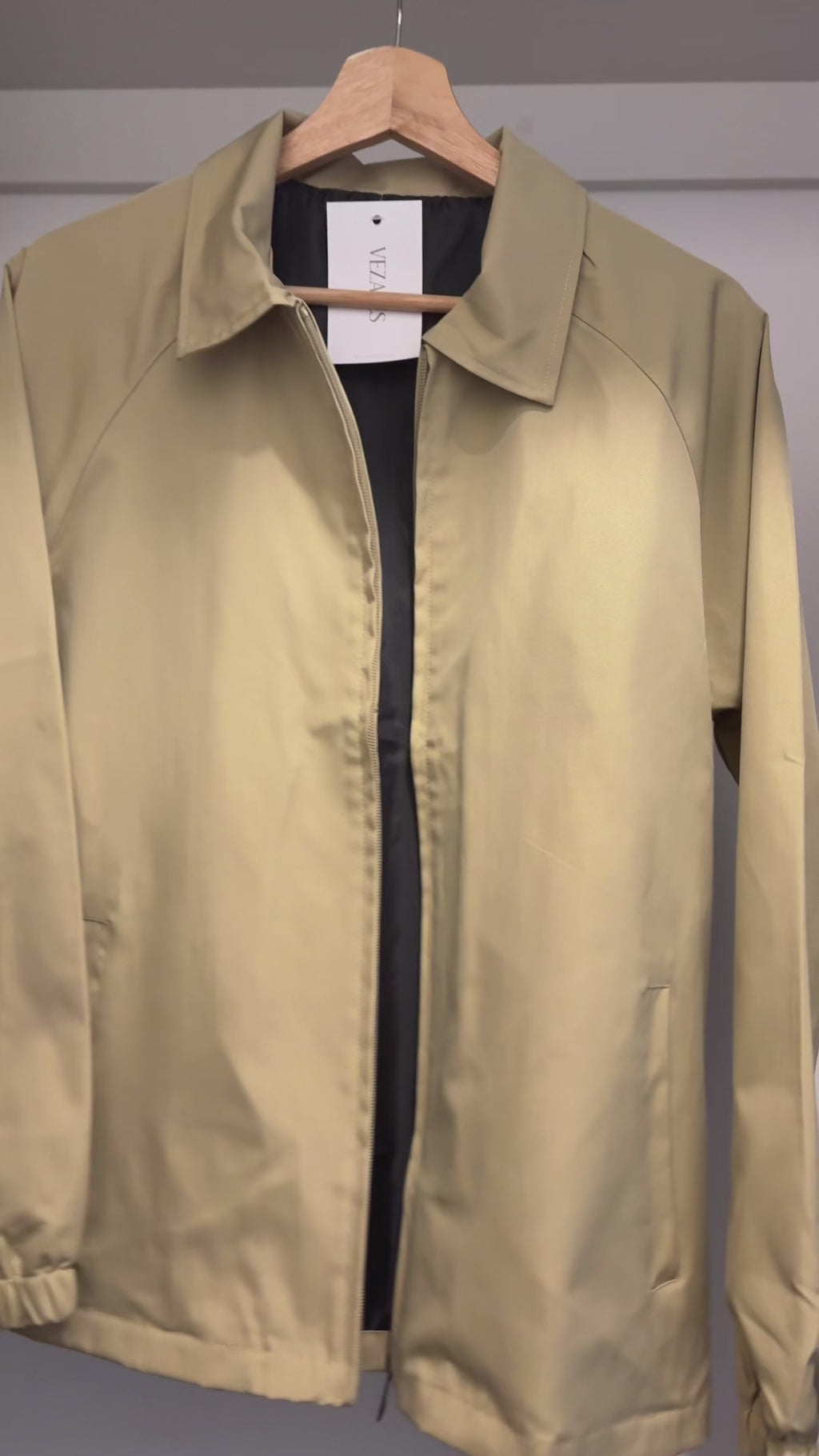 Casaca Beige Clásica para Hombre – Estilo Deportivo y Casual