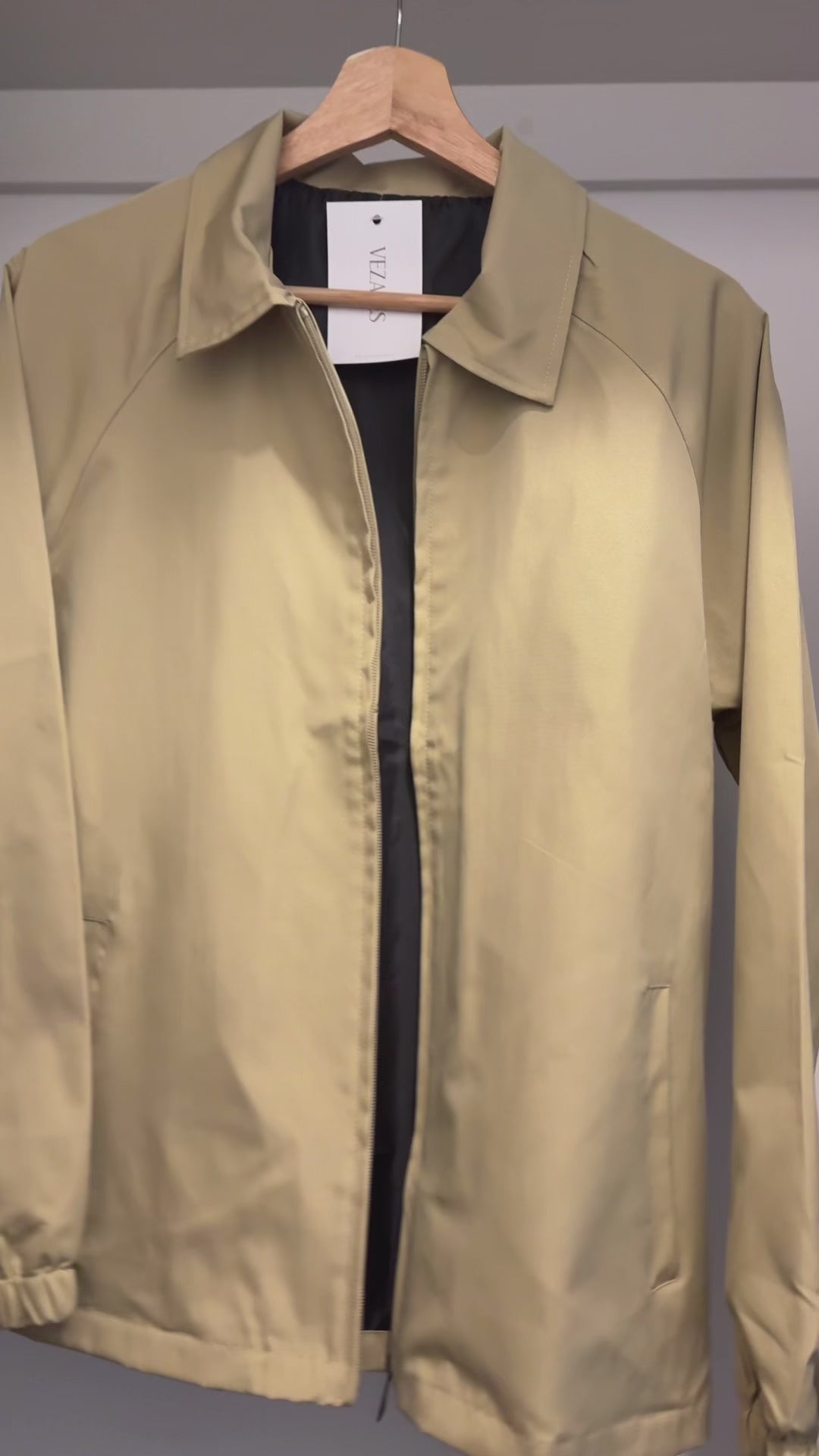 Casaca Beige Clásica para Hombre – Estilo Deportivo y Casual