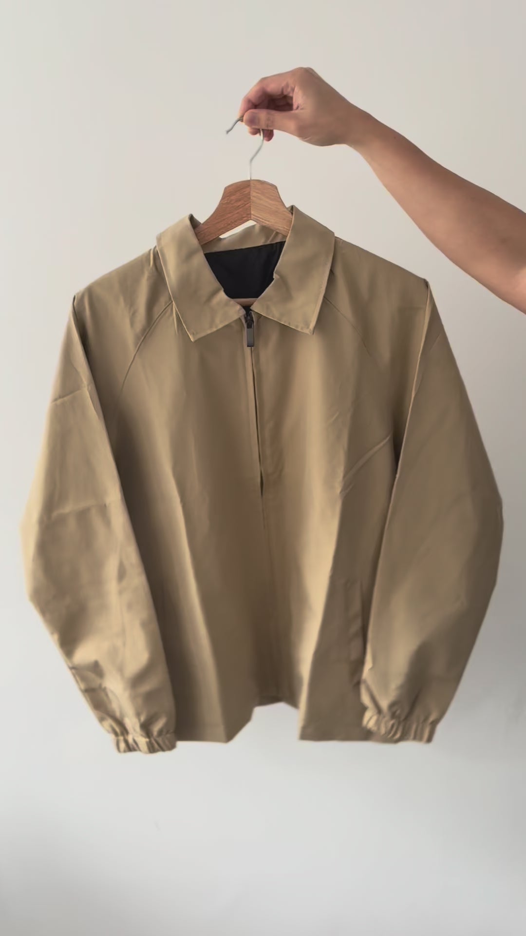 Casaca Beige Clásica para Hombre – Estilo Deportivo y Casual