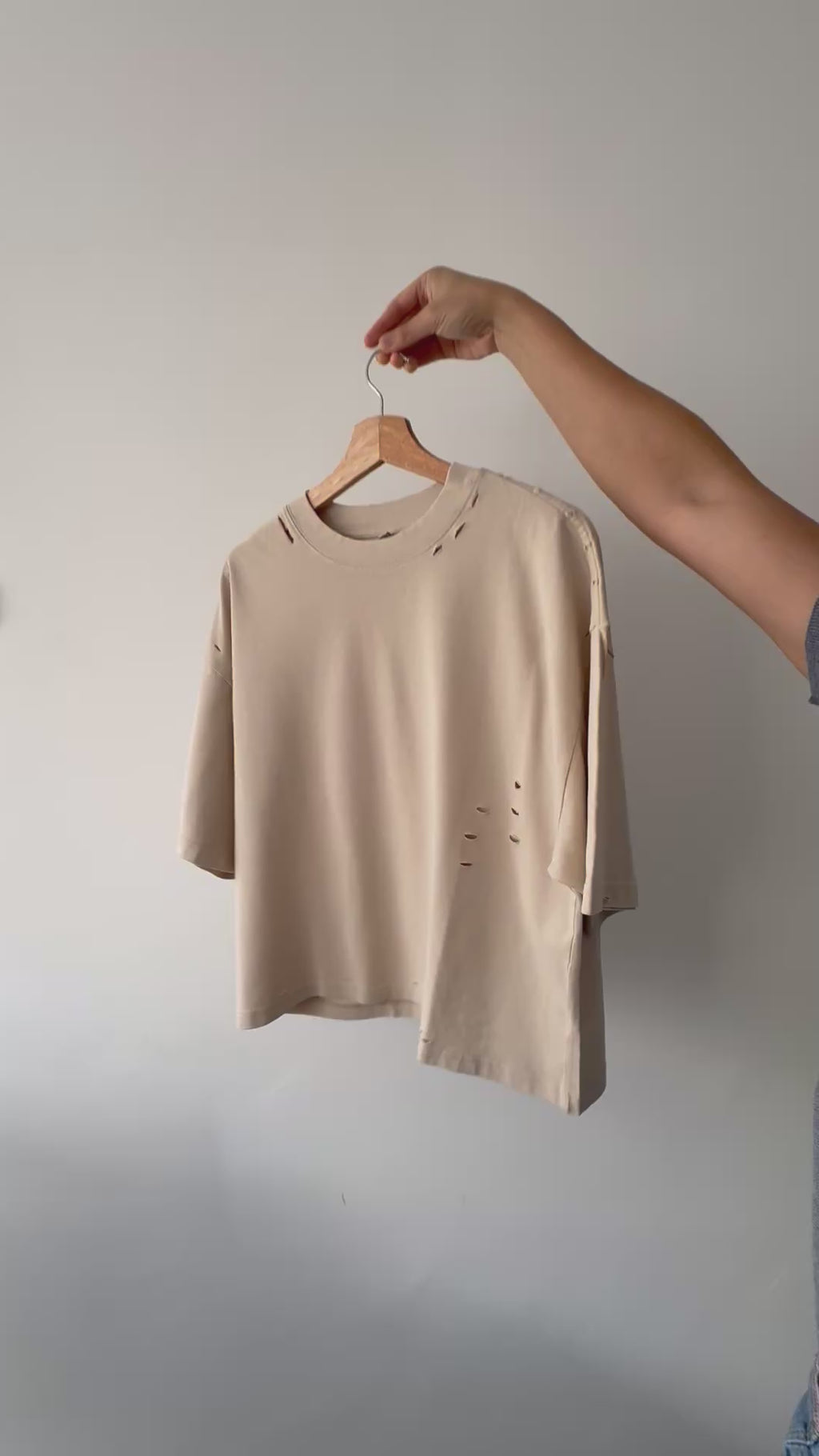 Polo boxy rasgado beige