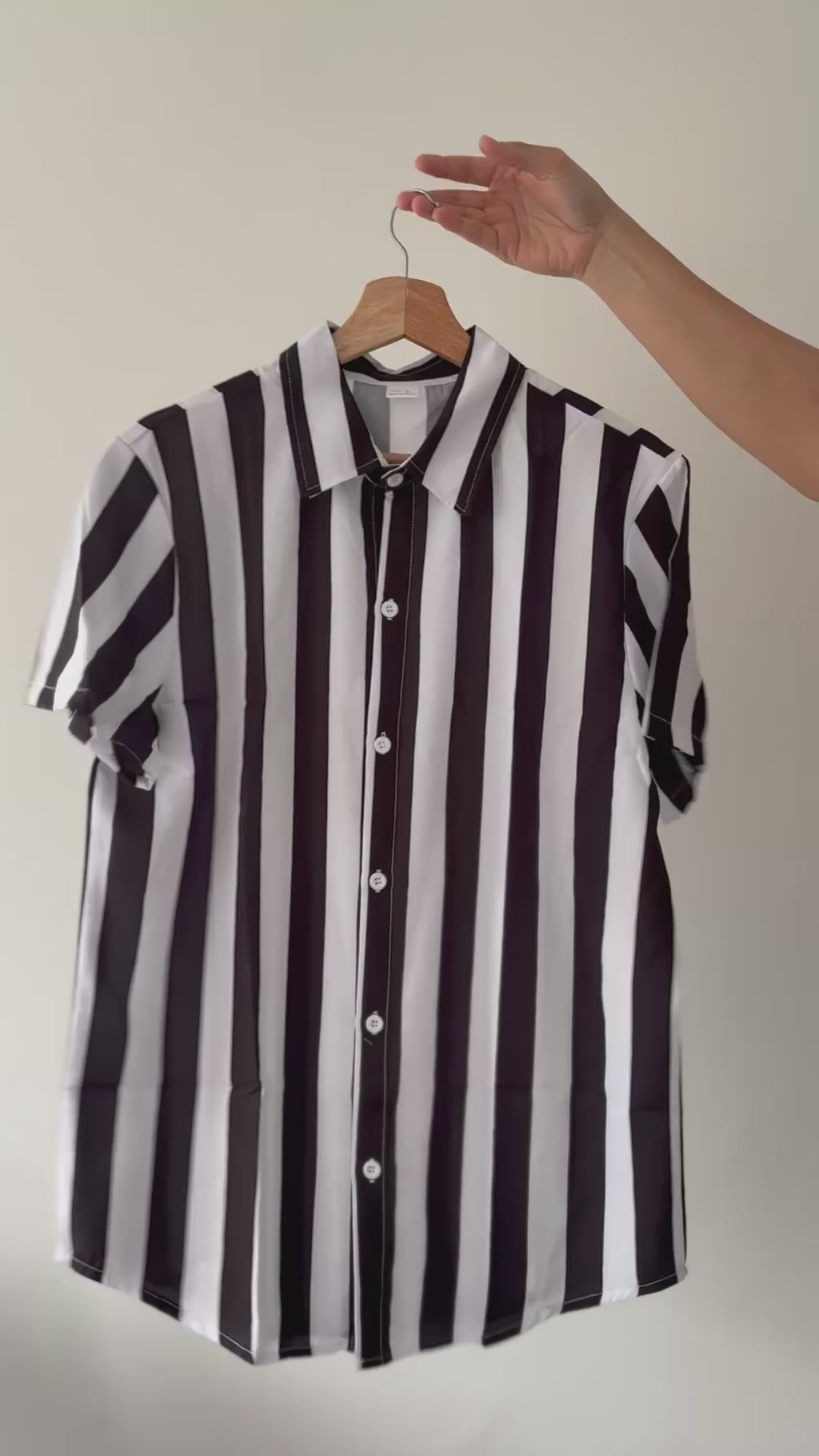 Camisa a rayas verticales en blanco y negro